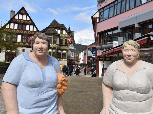 Alltagsmenschen_zwei_Damen_Fontänenfeld_Dechanei.jpg Zwei Alltagsmenschen-Figuren vor Fachwerkhäusern in der Höxteraner Innenstadt