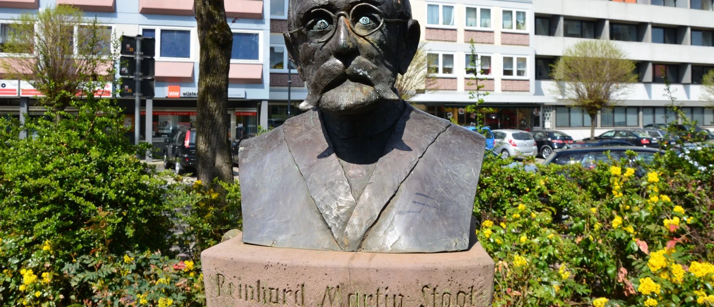 Onkel Stoot (6)_HD_16zu9.JPG Bronzebüste von Onkel Stoot mit Brille und Schnauzbart auf einem Sockel in Salzgitter.