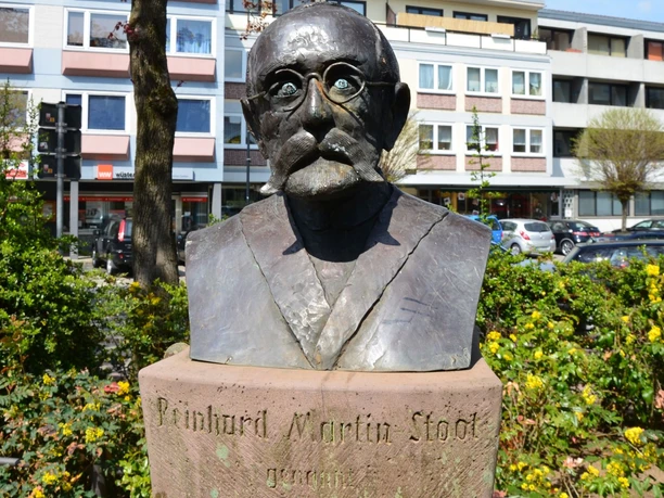 Onkel Stoot (6)_HD_16zu9.JPG Bronzebüste von Onkel Stoot mit Brille und Schnauzbart auf einem Sockel in Salzgitter.