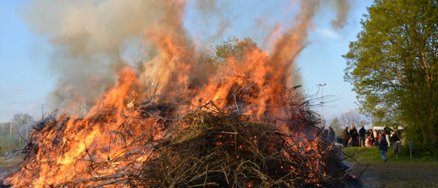 Osterfeuer in Döhren