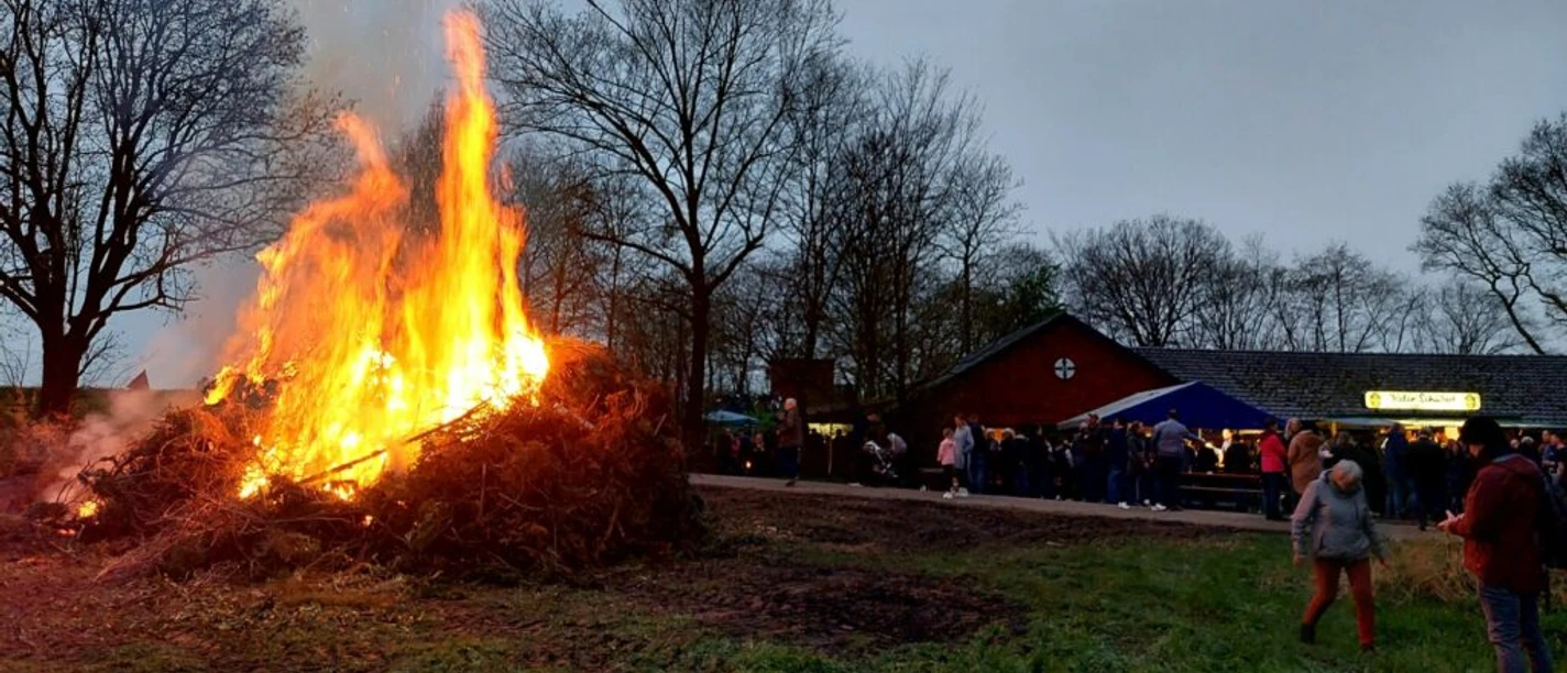 Osterfeuer in Frille