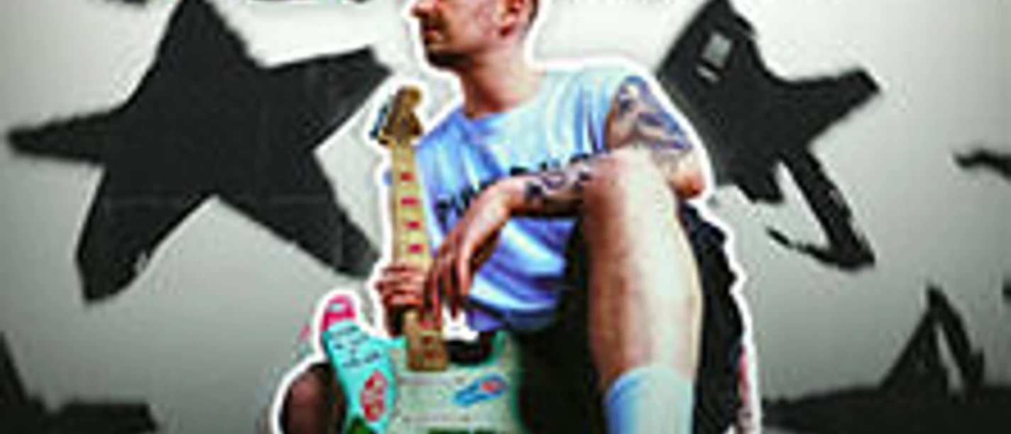 Sitzender Musiker mit bunter E-Gitarre vor schwarzem Sternhintergrund und Punk-Rave-Schriftzug