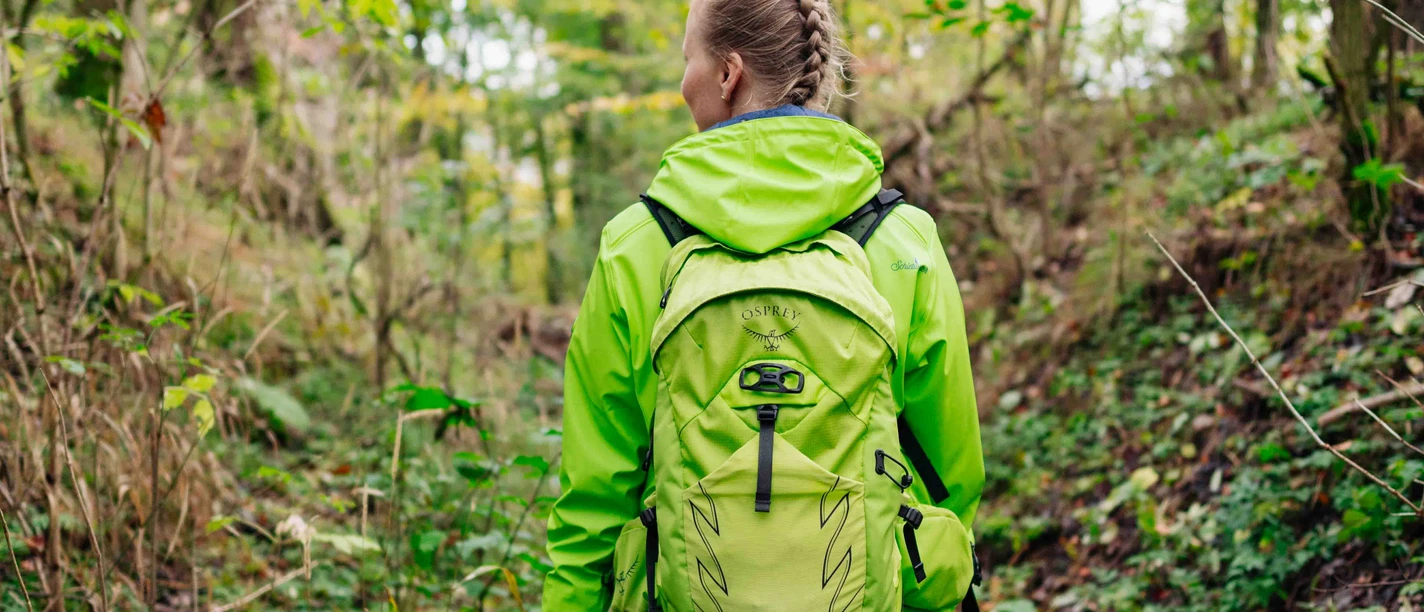 Herkules Vital-Tour Eine Wanderin läuft durch den Wald.
