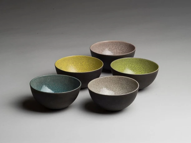 Keramik von Uta K. Becker Fünf Keramikschalen mit farbiger Craquelé-Innenglasur in Blau, Gelb, Grün und Beige.