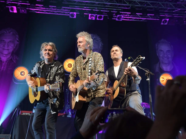 Frontm3n-Live-Promo2025-(c) Heiko Roith Rock & Royalty.jpg Drei Gitarristen von Frontm3n live auf hell beleuchteter Bühne