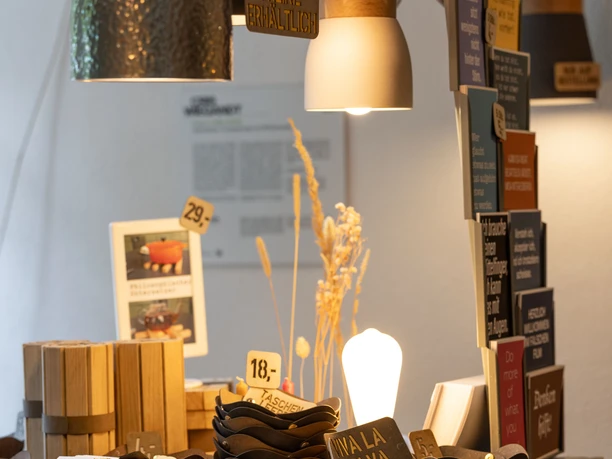 Papier- und Fairmarkt Papiermarkt-Stand im LVR-Industriemuseum mit kunstvollen Waren und dekorativen Hängeleuchten.