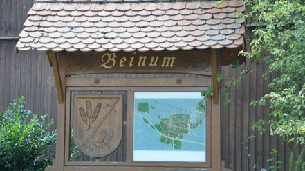 Dorftafel_Beinum_HD_16zu9.JPG Hölzerne Dorftafel Beinum mit Wappen und Ortskarte unter einem Ziegeldach.