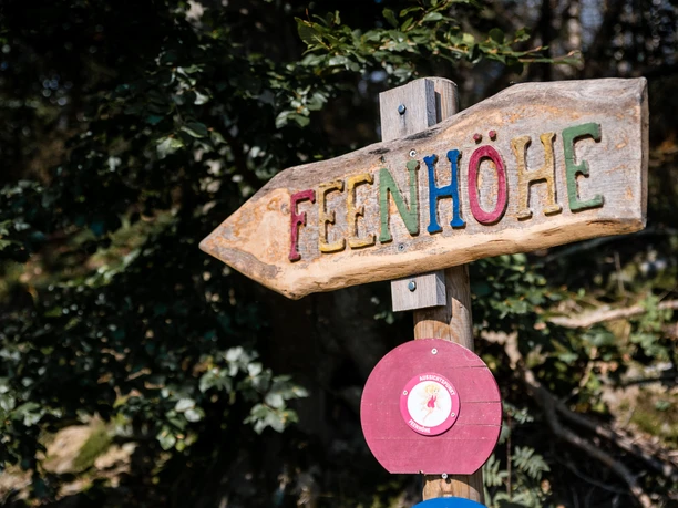 Hinweisschild Feenhöhe