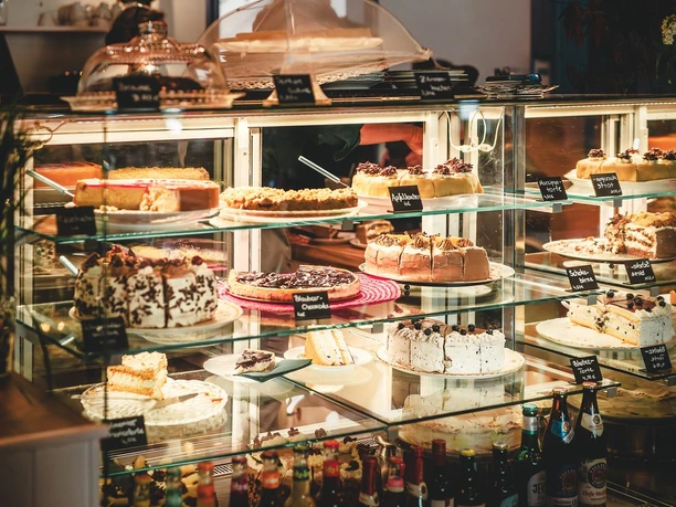 Landcafé_Armstorf.jpg Kuchenauslage im Landcafé Armstorf