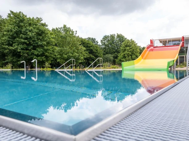 Galerie_Freibad - Nichtschwimmerbecken mit Breitrutsche_1020 x 600.jpg
