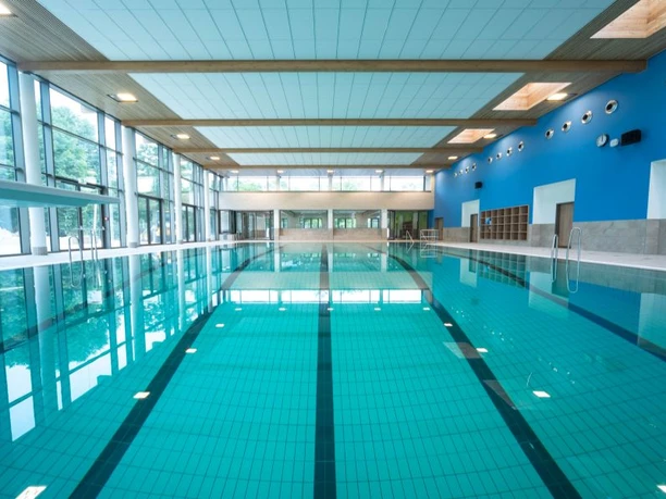 Galerie_Hallenbad 25m-Sportbecken_1020 x 600.jpg