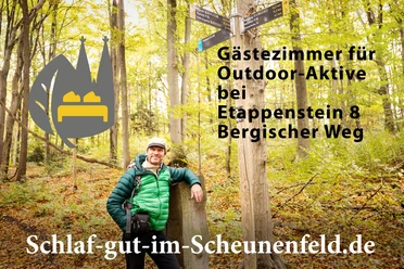 Wanderer im Wald an Wegweisern, Hinweis auf Gästezimmer für Outdoor-Aktive