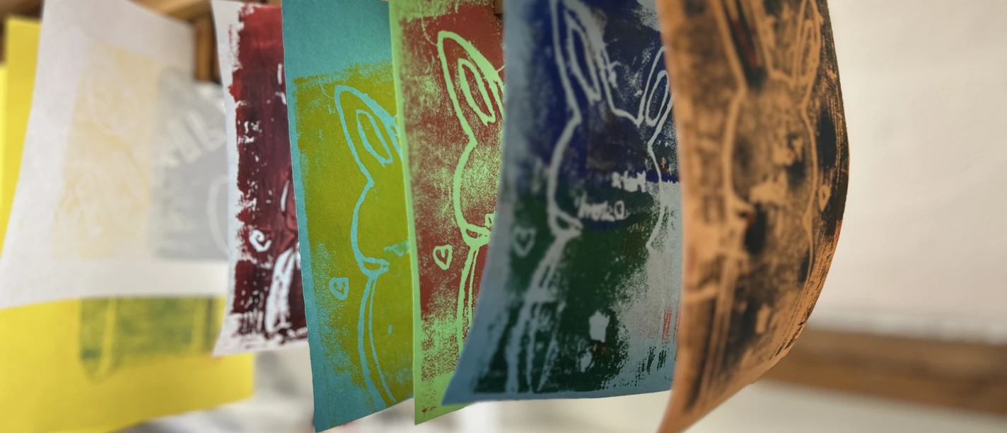 Hochdruck Ostern Kreative Hasen-Hochdrucke trocknen nach der Ferienaktion im Industriemuseum.