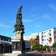 Monument_zur_Stadtgeschichte_Salzgitter_HD_16zu9.JPG Hohes Stadtmonument Salzgitter mit vielen Figuren auf einem städtischen Platz.