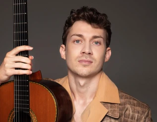 Thibaut Garcia-1-by Warner Classics Erato Simon Fowler.jpg Gitarrist Thibaut Garcia mit seiner Gitarre in der Hand
