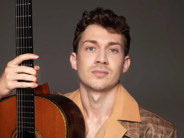 Thibaut Garcia-1-by Warner Classics Erato Simon Fowler.jpg Gitarrist Thibaut Garcia mit seiner Gitarre in der Hand