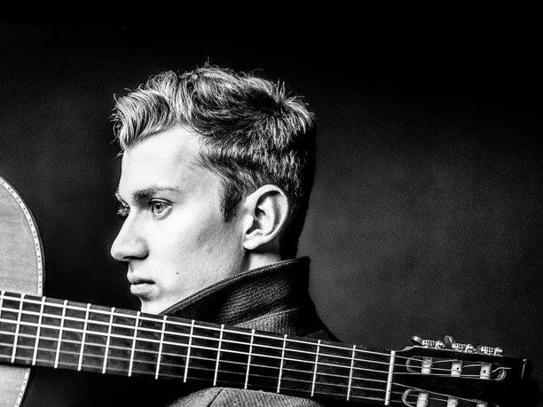 Thibaut Garcia-2-by Warner Classics Erato Marco Borggreve.jpg Thibaut Garcia mit Gitarre auf der Schulter in schwarz-weiß