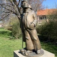 Skulpturenpfad_Gebhardshagen_HD_16zu9.jpg Bronzestatue eines Arbeiters mit Mütze im Park am Skulpturenweg Gebhardshagen.
