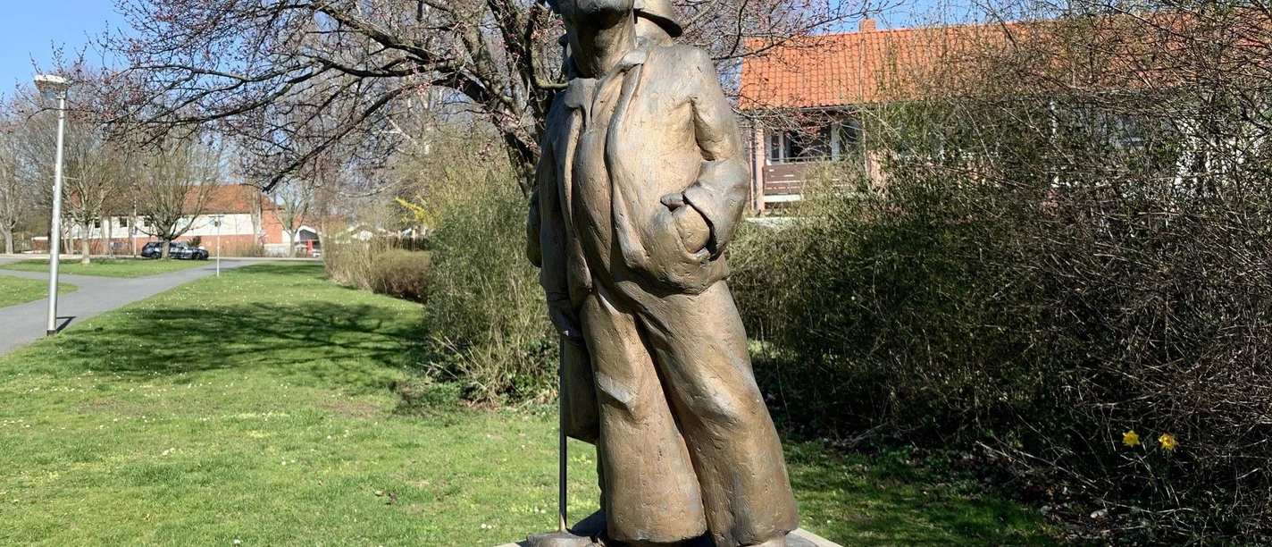 Skulpturenpfad_Gebhardshagen_HD_16zu9.jpg Bronzestatue eines Arbeiters mit Mütze im Park am Skulpturenweg Gebhardshagen.