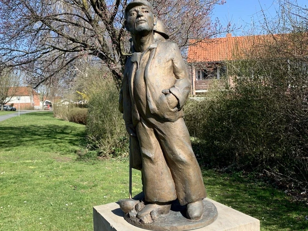 Bronzestatue eines Arbeiters mit Mütze im Park am Skulpturenweg Gebhardshagen.