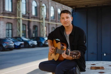 Daniel Stelter-1-(c) Victoria-Page.jpg Daniel Stelter mit Gitarre in Stadtgebiet