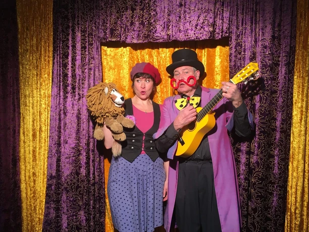 Vladislava und Christof Altmann-1-© Liedertheater Altmann.jpg Liedertheater Altmann mit Löwe und Gitarre - Zirkusshow