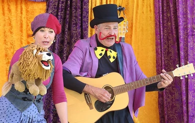 Vladislava und Christof Altmann-2-© Liedertheater Altmann.jpg Vladi und Christof Altmann mit Löwe und Gitarre
