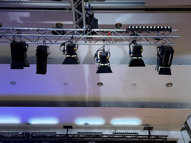 Stadthalle Verden Lampen hängen von der Decke
