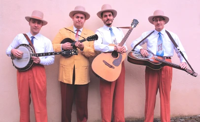 The Truffle Valley Boys-(c) by Jean Schuster.jpg The Truffle Valley Boys mit ihren Instrumenten vor Wand