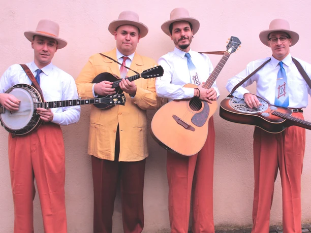 The Truffle Valley Boys-(c) by Jean Schuster.jpg The Truffle Valley Boys mit ihren Instrumenten vor Wand