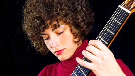 Cristina Galietto.jpeg Cristina Galietto aus Italien spielt an Gitarre vor schwarzem Hintergrund