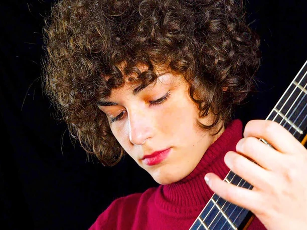 Cristina Galietto.jpeg Cristina Galietto aus Italien spielt an Gitarre vor schwarzem Hintergrund