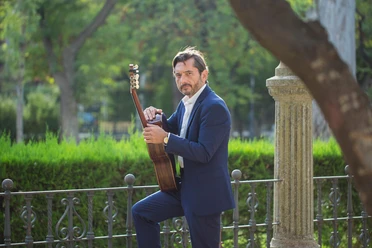 Jose Maria Gallardo del Rey-(c) Juanlu Galán.jpg Jose Maria Gallardo del Rey mit Gitarre in grünem Park vor Strauch