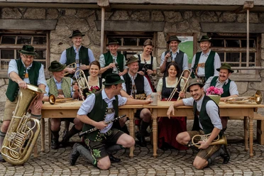 Musiker der Waller Blasmusikgruppe mit Instrumenten und Tracht