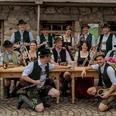 Waller Musi-1.jpg Musiker der Waller Blasmusikgruppe mit Instrumenten und Tracht