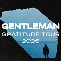 Silhouette vor einer Felsenöffnung mit Blick aufs Meer und Text zur Gratitude Tour 2026