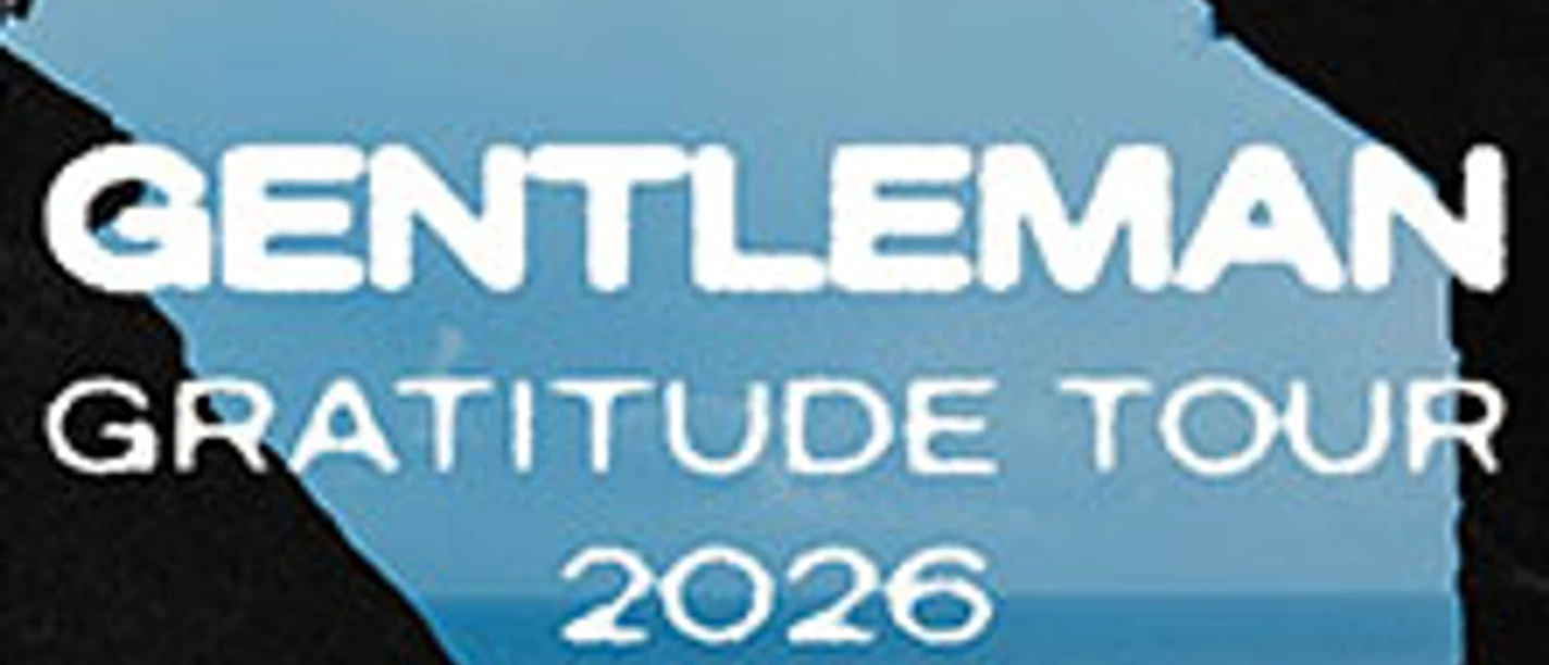 Silhouette vor einer Felsenöffnung mit Blick aufs Meer und Text zur Gratitude Tour 2026