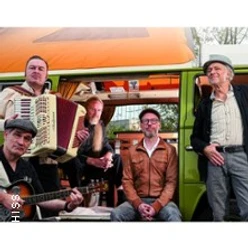 Fünf Musiker vor einem bunten Bus, mit Gitarre und Akkordeon in entspannter Pose.