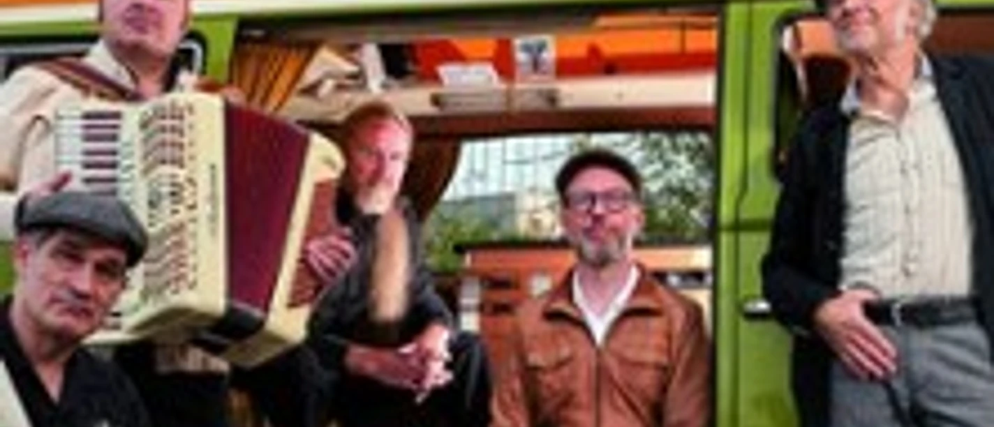 Fünf Musiker vor einem bunten Bus, mit Gitarre und Akkordeon in entspannter Pose.