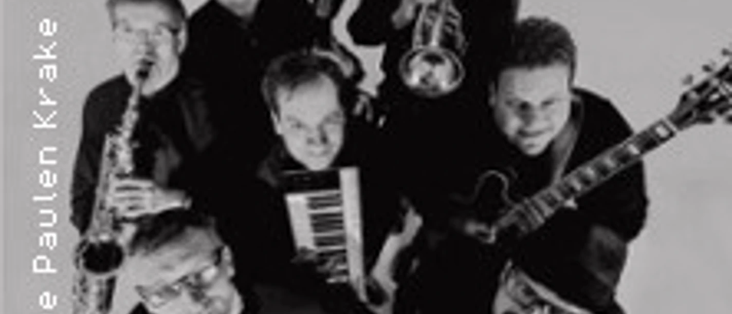 Sieben Musiker von oben mit Saxofon, Trompete, Gitarre, Bass und Keyboard in Schwarzweiß