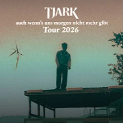 Eine Person steht auf einem Dach vor farbigem Himmel mit Tourtitel im Bild.