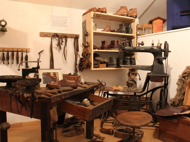 Die Schusterstube Sie sehen eine alte Werkstatteinrichtung des Schusters im Heimatmuseums Battenfeld.