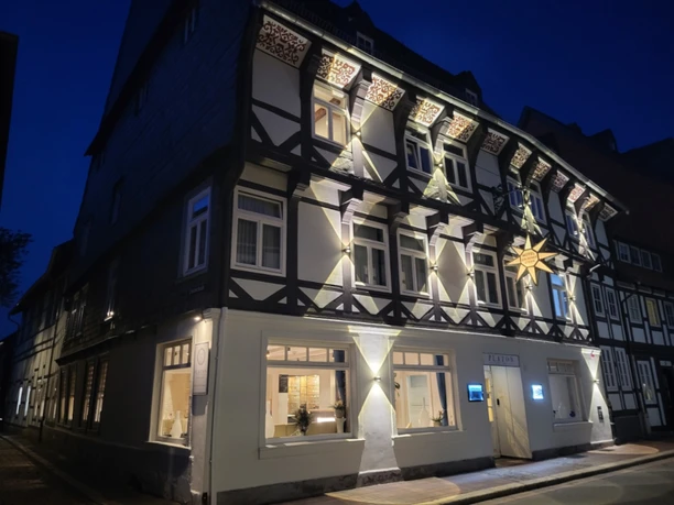 Außenansicht bei Nachtb.jpg