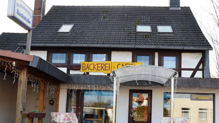 Benischowskis_Backstube_HD_16zu9.JPG Außenansicht von Benischowskis Backstube, einem traditionellen Fachwerkgebäude mit Bäckerei und Café.