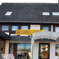 Benischowskis_Backstube_HD_16zu9.JPG Außenansicht von Benischowskis Backstube, einem traditionellen Fachwerkgebäude mit Bäckerei und Café.