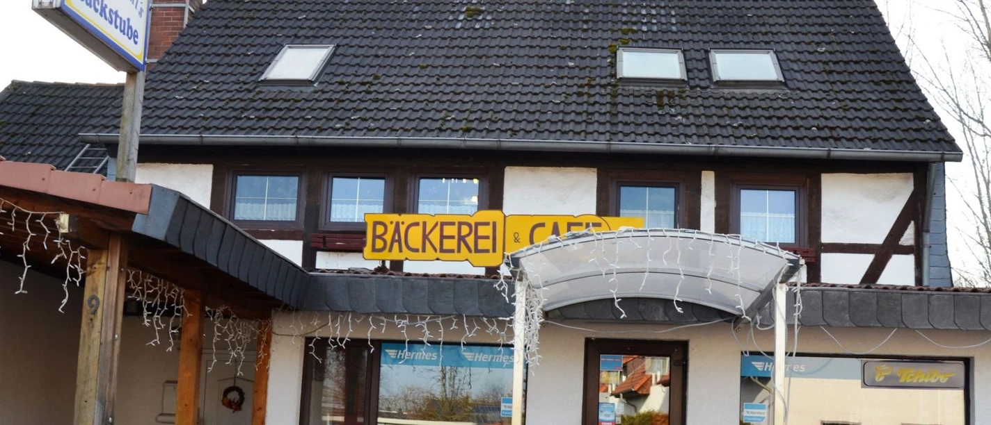 Benischowskis_Backstube_HD_16zu9.JPG Außenansicht von Benischowskis Backstube, einem traditionellen Fachwerkgebäude mit Bäckerei und Café.
