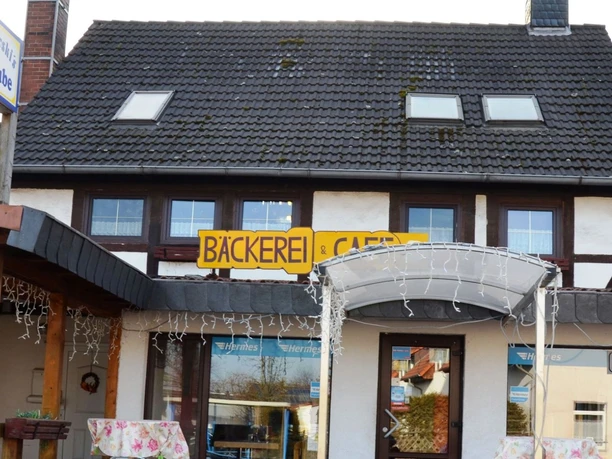 Außenansicht von Benischowskis Backstube, einem traditionellen Fachwerkgebäude mit Bäckerei und Café.