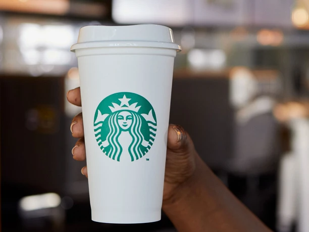 starbucks-symbolbild-hand-becher.jpg