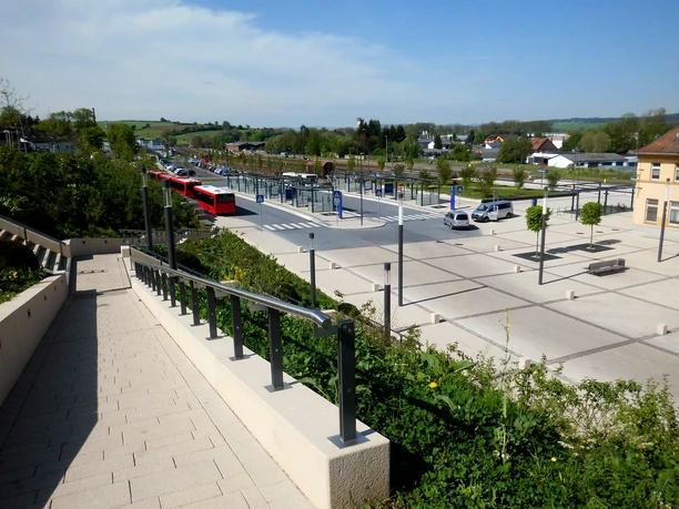 Zugangsweg von der Marburger Straße Sie sehne den Zugangsweg von der Marburger Straße zum Bahnhofsvorplatz.