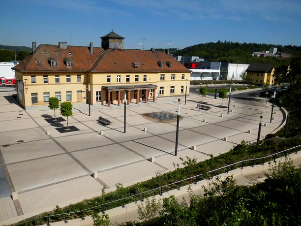 Frontansicht Bahnhof mit Vorplatz Sie sehen den Bahnhof von Frankenberg (Eder) mit seinem großen modernen Vorplatz